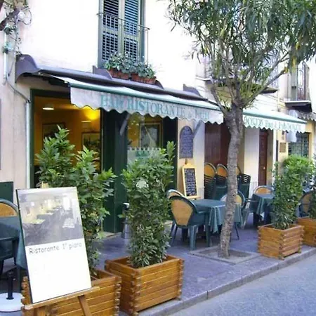 Donjon Centro 住宿加早餐酒店 卡斯特布奥诺